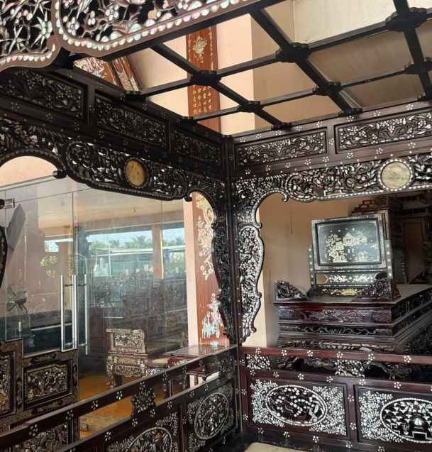 GIƯỜNG LONG SÀN CÂY GỖ MẬT (GỖ GỤ)